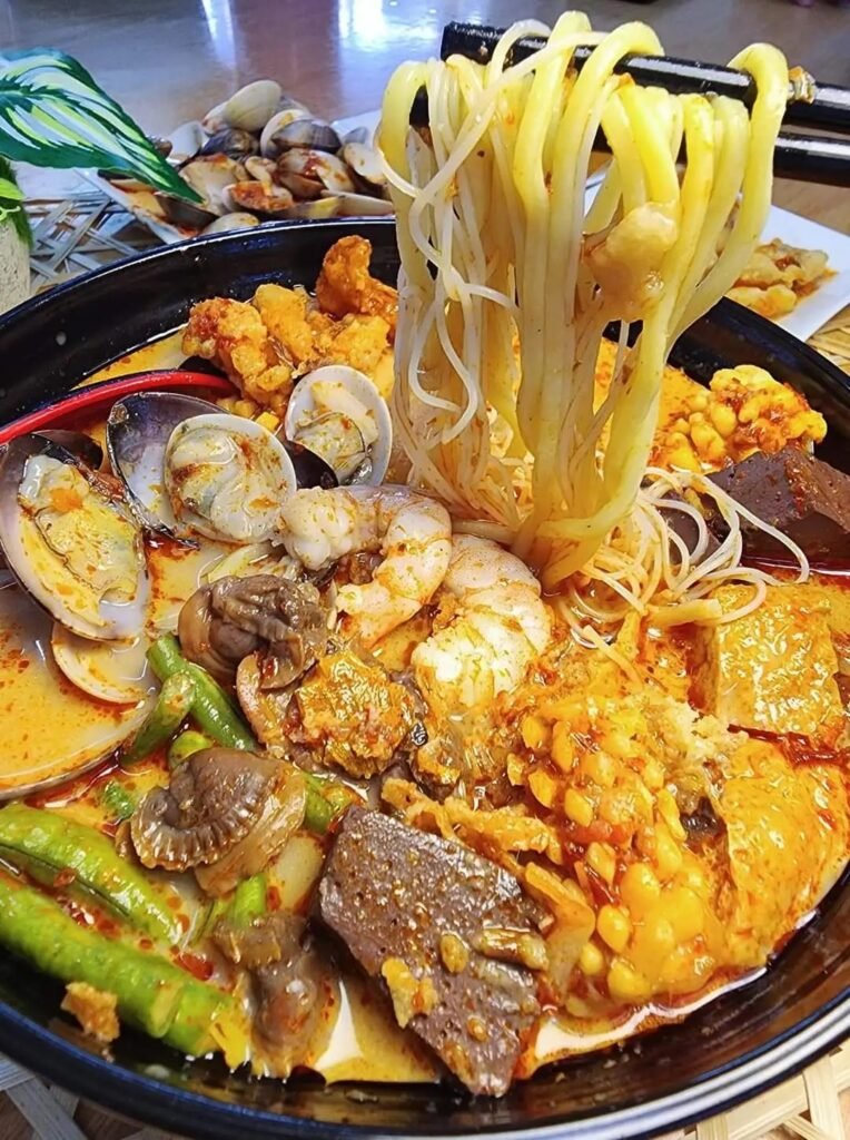 Gold Stone Seafood Curry Mee